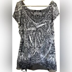 Apt 9 black and white blouse with V-neckline. Women’s size large